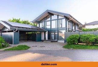 Straßenansicht mit Carport