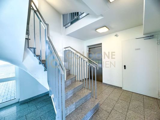 Gebäudeeingang mit Aufzug