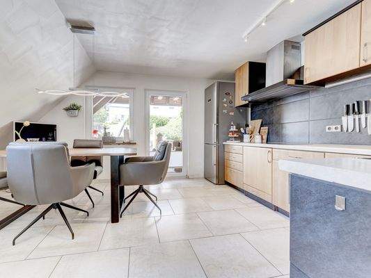 moderne, großzügige Essküche