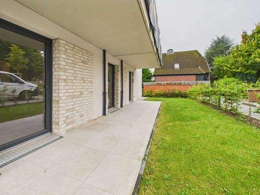 Terrasse und Vorgarten