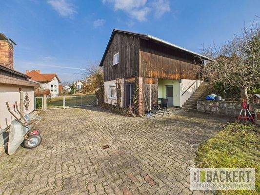 Hofbereich mit Nebengebäude