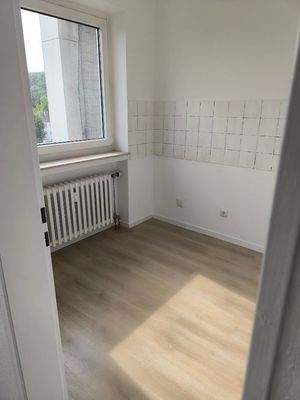 Leeres Zimmer mit Fenster