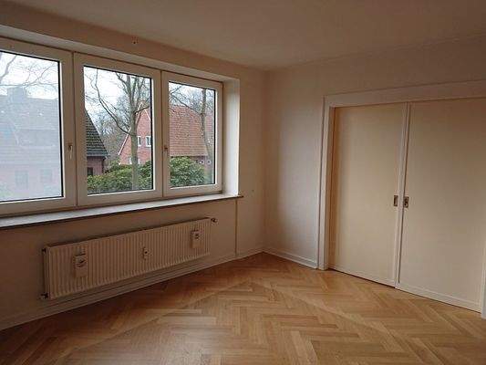 Zimmer mit Verbindungstür zum Wohnzimmer