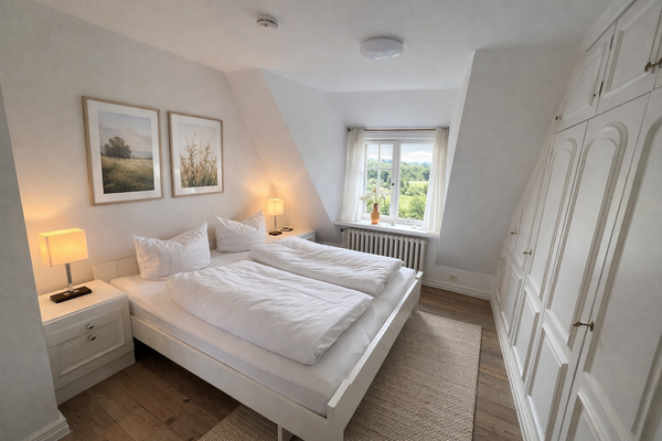 Helles Schlafzimmer mit Blick ins Grüne