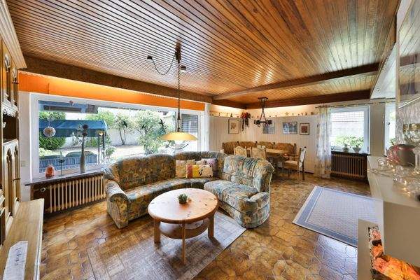 Wohn- und Essbereich mit Blick auf die Terrasse - EG