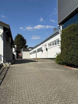 Gebäudeansicht + Hofbereich