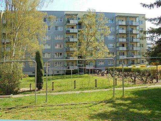 Gebäude mit Außenanlage