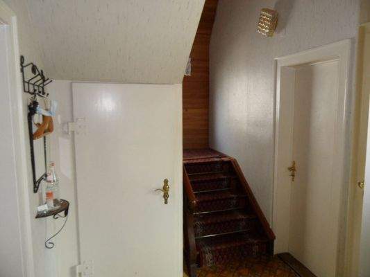 Flur EG und Treppenaufgang DG