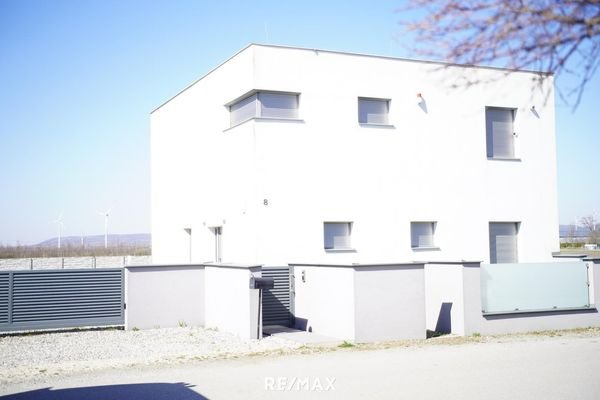 1 Straßenfront mit Abstellplatz