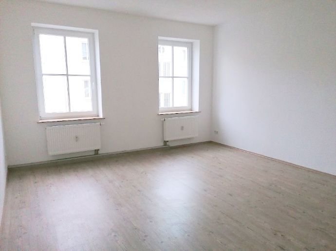 !! 4-Zimmer-Wohnung mit 2 Bädern, Balkon und PKW-Stellplatz !!