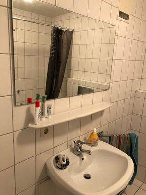 Großer Spiegel über dem Waschbecken