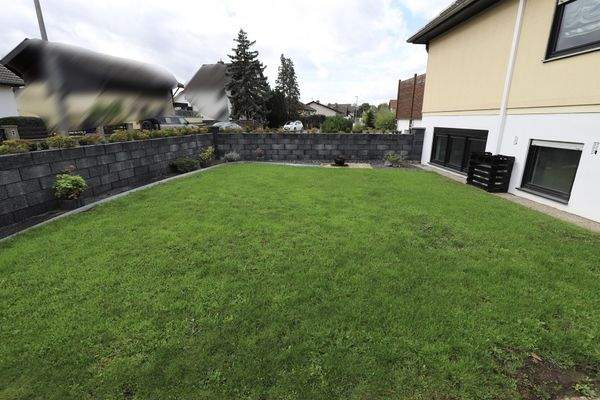 Grünfläche Straßenseite