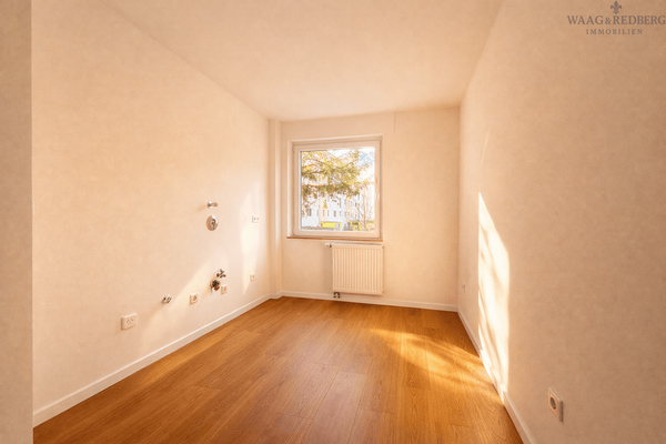 Schön helle Küche mit Fenster und Ausblick zum Garten 