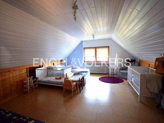 Großzügiges Zimmer im Kehlgeschoss