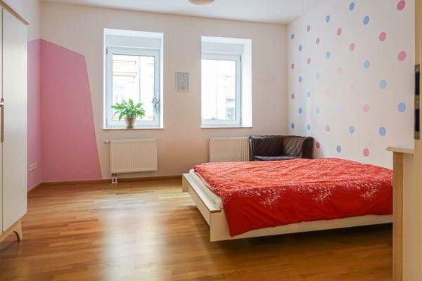 Kinderzimmer 2 mit großen Fenstern und angenehmen Lichteinfall