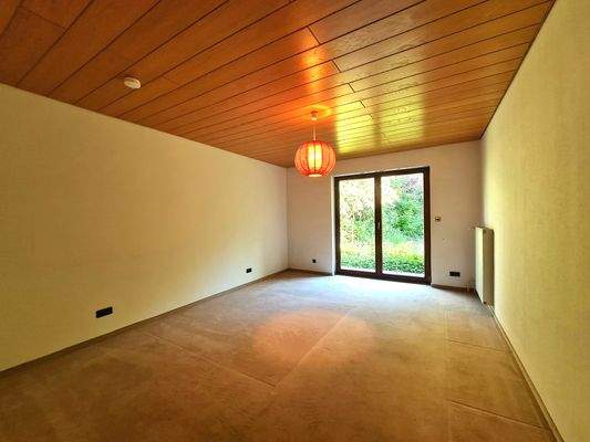 Elternschlafzimmer mit Terrassentür zum Garten