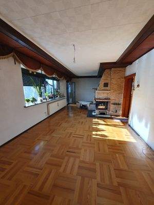 Wohnzimmer mit Kamin