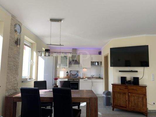 Haus A - Wohnbereich mit Blick in Küche 