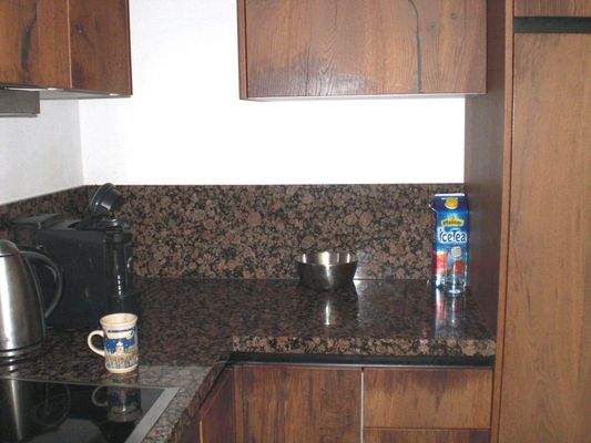 Echtholztüren und Granitarbeitsplatte 