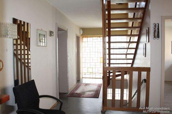 Treppe zum Dachgeschoss u. Keller