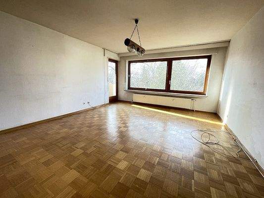 Wohnzimmer mit Parkettboden