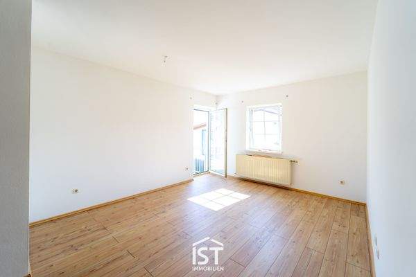 Wohnzimmer mit Einbauküchenblock