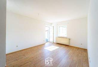 Wohnzimmer mit Einbauküchenblock