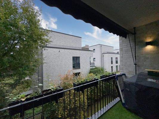 Ruhiger Balkon der zum Grillen einlädt