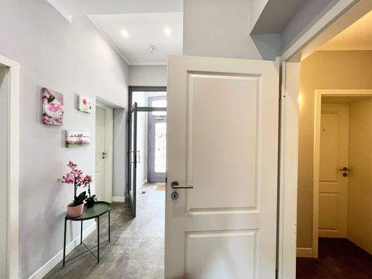 Flur mit verschiedenen Zimmerzugängen 