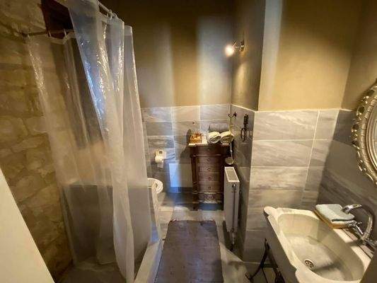 2 komplett ausgestattete Steinvillen mit schönen Gärten und 3 zusätzlichen Baurechten