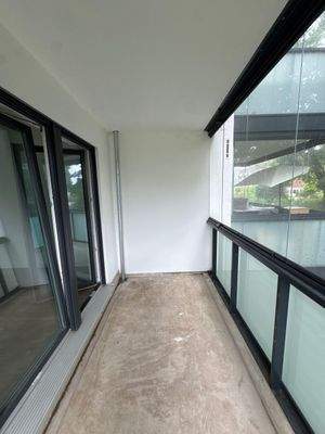 Moderner Balkon mit Glasfront