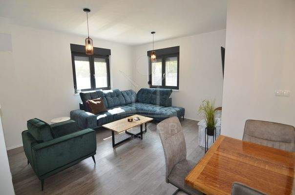 Das gesamte Interieur ist stilvoll möbliert