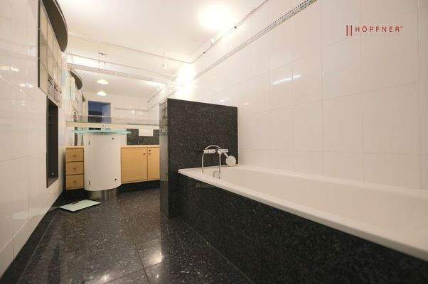 Vollbad mit separater Dusche 