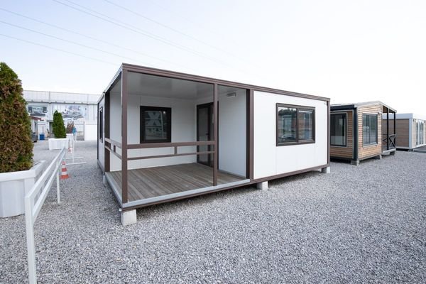 Aussenansicht - Moderner Bürocontainer mit Terrasse Badezimmer und Küche Miete Perwang am Grabensee