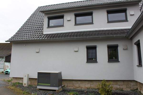 Seitenansicht m. Wärmepumpe