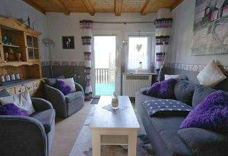 ...angrenzendem Wohn- oder Essbereich und...