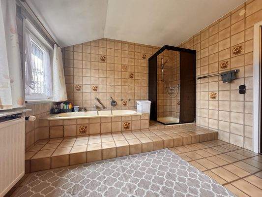 Dachgeschoss- Badezimmer…