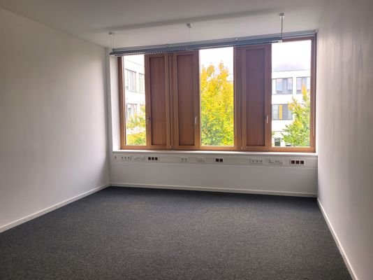 Büro mit Blick zum Innenhof.jpg