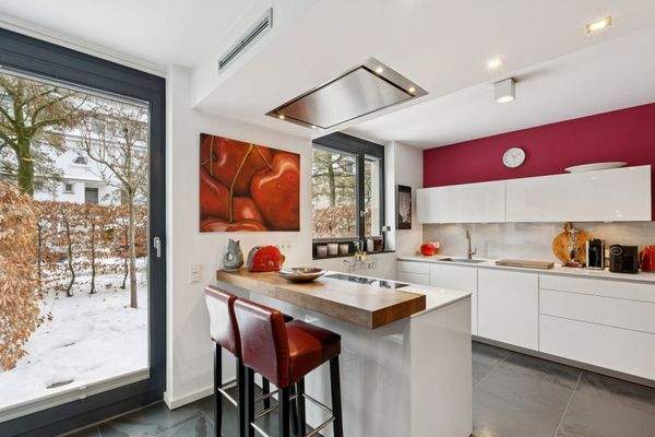 Küche mit Austritt Vorgarten