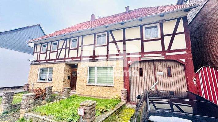 Frontansicht Wohnhaus / Zufahrt Innenhof rechts