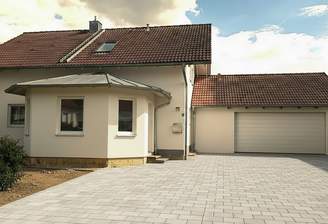 Einfamilienhaus mit großem Grundstück, visualisiert