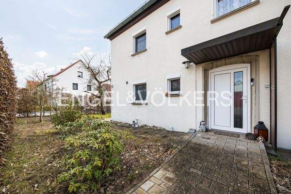 Nordseite mit großem Vorgarten und neuer Haustür aus dem Jahr 2019