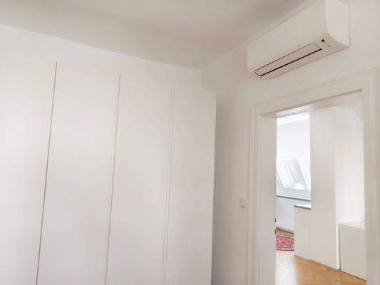 mit Klima und großem Schrank