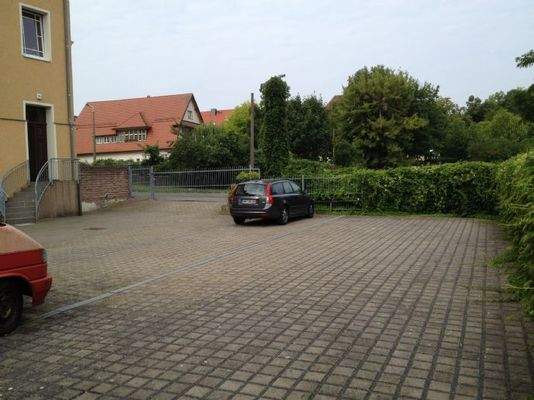 verschlossener PKW-Stellplatz auf dem Hof