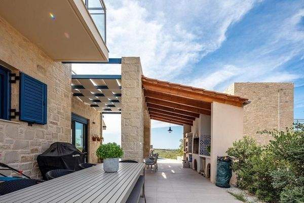 Kreta, Loutra: Steinvilla mit wunderschönem Meerblick zu verkaufen