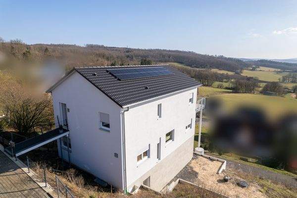 Straßenansicht und Talblick