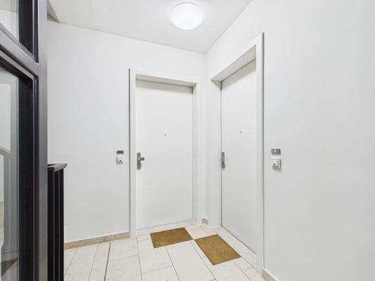 Eingangstür Wohnung rechts