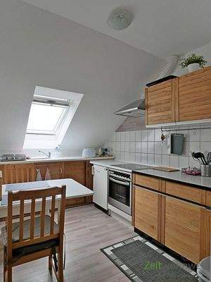 Küche mit Esstisch