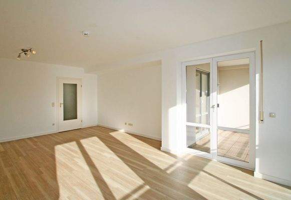 Helles Wohn-/Esszimmer