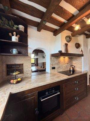 Küche mit Durchreiche zum Essbereich